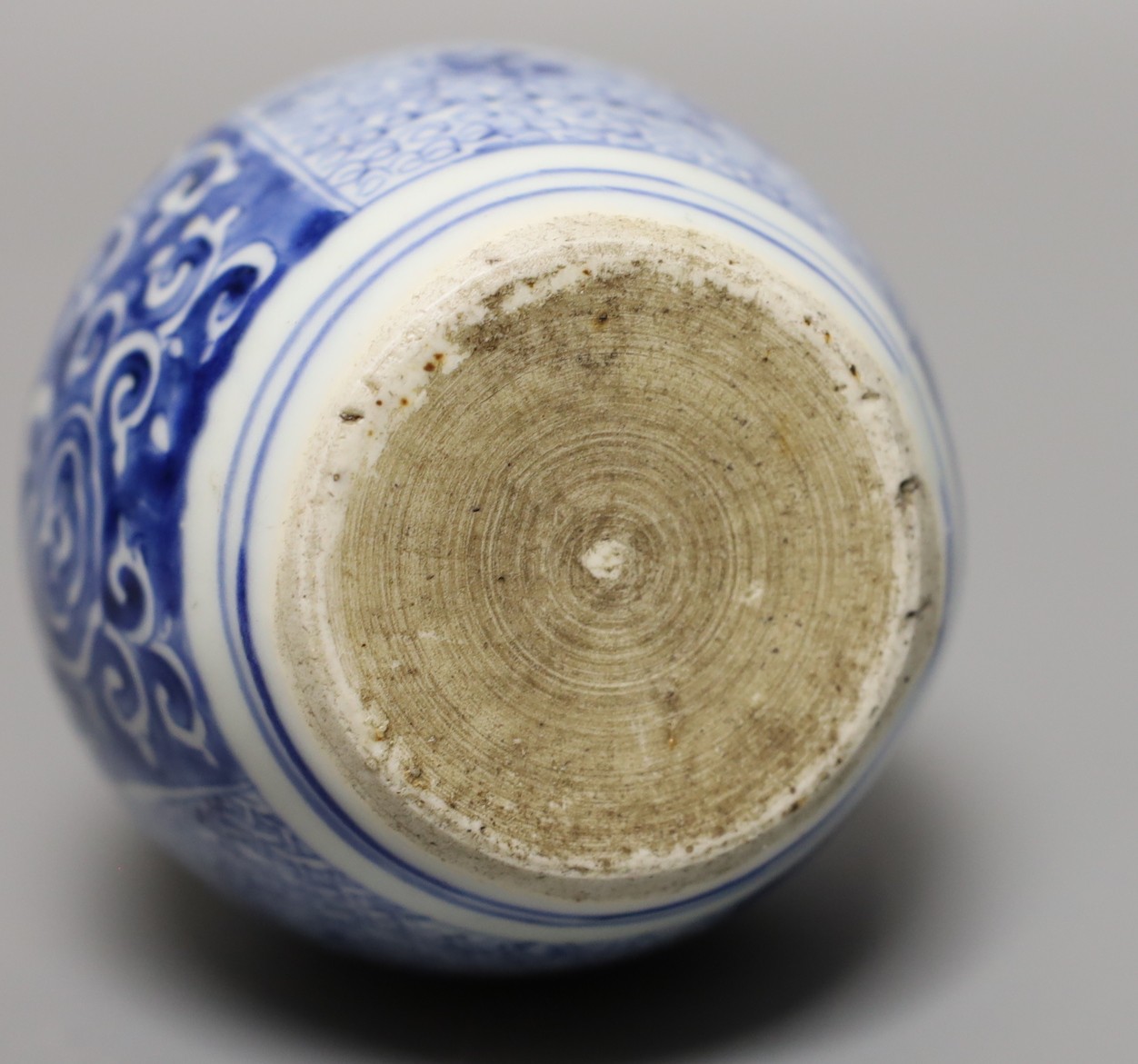 A Chinese blue and white double gourd vase, 23cm